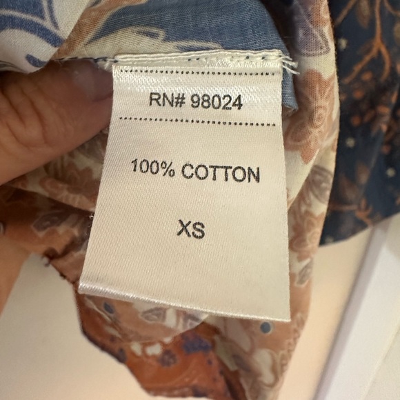 Love the Label beautiful print blouse. Puffy sleeves, over sized. Fun top! - Picture 9 of 10